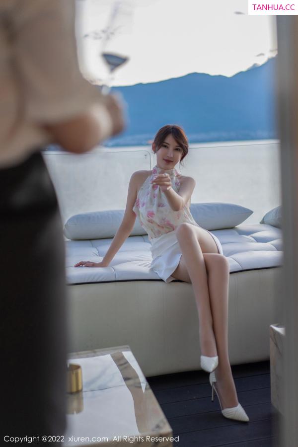 周妍希 奶瓶土肥圆 [XiuRen]高清写真图 2022.10.21 No.5743 奶瓶土肥圆矮挫丑黑穷 美腿短裙第2张图片